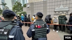 黎智英國安案開審，大批反恐特勤隊警員在西九龍裁判法院外駐守。(美國之音/湯惠芸)
