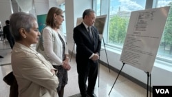 台灣駐美代表俞大㵢(右1）與喬治華盛頓大學席格爾亞洲研究中心主任珍妮特·斯蒂爾(中)觀看紀念《台灣關係法》45週年照片展。(2024年5月7日，美國之音鍾辰芳拍攝)