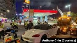 香港警察2023年6月4日在銅鑼灣街頭拖走了一輛掛有US8964牌照的汽車。 （網絡照片）