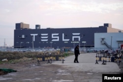 資料照：一名保安守衛在特斯拉上海超級工廠外。 （2020年1月7日）