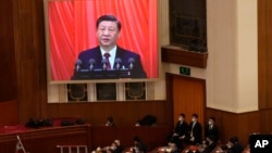 北京人大會堂的大屏幕上顯示中國領導人習近平在全國人大閉幕式上講話。（2023年3月13日）