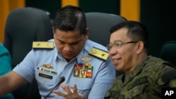 菲律賓海岸警衛隊發言人傑伊·塔里拉準將 （左）和菲律賓武裝部隊發言人梅德爾·阿吉拉爾上校在記者會上。 （資料照 2023年10月23日）