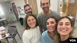 來自德國的志願者，Maria (前排左1）在10月24日因以哈戰爭而需返回德國前到SHEKEL 的Sigaliyot 智障老人日照中心與日照中心員工合照留念。(美國之音賴素芬)