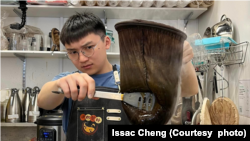 在等候庇護審批期間，鄭家朗也投入生活，當店員學習製作港式奶茶。 (圖片來源：鄭家朗臉書網站)