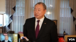 台灣駐美代表俞大㵢在華盛頓雙橡園舉辦賴清德總統就職慶祝酒會期間接受媒體採訪。 （2024年5月21日，美國之音記者李逸華拍攝）