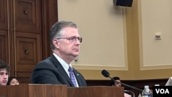 美国国务院东亚及太平洋事务助理国务卿康达出席众议院外交事务委员会印太小组委员会听证会。(2024年5月1日，美国之音李逸华拍摄)