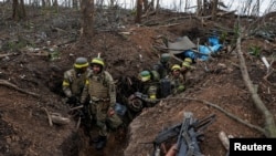 在巴赫穆特前線的烏克蘭士兵在一場激戰後整休。（2023年5月11日）