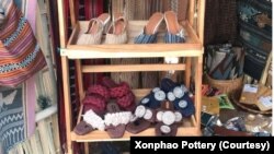 ພາບທີ່ໄດ້ຮັບການສະໜອງຈາກຜູ້ກໍ່ຕັ້ງສູນ, ກ່ຽວກັບເກີບ ທີ່ຜະລິດຈາກຜ້າຂອງຊົນເຜົ່າໃນທ້ອງຖິ່ນຕ່າງໆ ບວກກັບການນໍາໃຊ້ກ່ອງໂຟມມາແປຮູບເປັນພື້ນເກີບ.