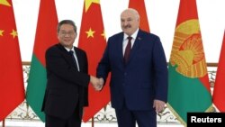 白俄罗斯总统亚历山大·卢卡申科在白俄罗首都斯明斯克会见到访的中国总理李强。(2024年8月22日)