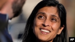 共和黨副總統候選人、俄亥俄州參議員JD萬斯的妻子烏莎·萬斯(Usha Vance)在俄亥俄州辛辛那提的投票站外與記者交談。 (2022年11月8日)