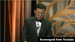 中国驻美大使谢锋在美中关系全国委员会2023年年会上宣读中国国家主席习近平的贺信。（YouTube截图）