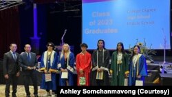 ບັນດານ້ອງໆນັກຮຽນຈາກໂຮງຮຽນມັດທະຍົມປາຍແຕກຕ່າງກັນ ທີ່ໄດ້ຮັບທຶນຈາກອົງການ Lao-American Student Foundation ຫຼັງຈາກໄດ້ຮັບການຄັດເລືອກໃຫ້ເປັນຜູ້ໄດ້ຮັບທຶນ.