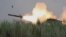 Выстрел из высокомобильной артиллерийской ракетной системы M142 (HIMARS)