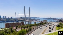 資料照片：俄羅斯遠東港口海參崴的連接大橋。(2023年8月26日）