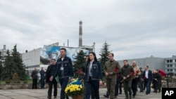 烏克蘭切爾諾貝利核電站的工作人員向切爾諾貝利核事故罹難者紀念碑獻花。（2023年4月26日）