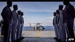 资料照：菲律宾海军士兵在巴丹群岛卡加延卡拉延岛海岸附近的一艘登陆舰上。巴丹群岛是位于菲律宾最北端的一组岛屿，距离台湾仅140公里。（2023年6月30日）