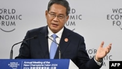 资料照片：中国总理李强在中国辽宁省大连举行的世界经济论坛新领军者年会的开幕式上发表讲话。(2024年6月25日)