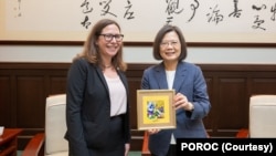 台灣總統蔡英文4月19日在台北總統府會見到訪的美國在台協會（AIT）新任主席勞拉·羅森伯格。 (中華民國總統府圖片)。