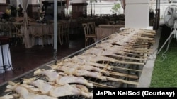 ປີ້ງໄກ່ ທີ່ຮັບອອກໄປປີ້ງໃນງານ ຕາມການສັ່ງຈອງຂອງລູກຄ້າ. (ຮູບທີ່ໄດ້ຮັບການສະໜອງຈາກເຟສ໌ບຸກ ເຈ້ພາ ໄກ່ສົດ)