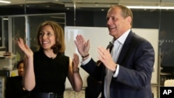 ບັນນາທິການໃຫຍ່ ຂອງອົງການຂ່າວເອພີ ທ່ານນາງ ຈູລີ ເພສ ແລະ ຜູ້ອຳນວຍການດ້ານການຖ່າຍຮູບ ທ່ານເດວິດ ເອັກ ພວມສະເຫຼີມສະຫຼອງ ໃນວັນທີ 8 ພຶດສະພາ 2023, ໃນນະຄອນນິວຢອກ ເມື່ອໄດ້ຮຽນຮູ້ວ່າ AP ໄດ້ຊະນະລາງວັນ Pulitzer ສຳລັບພາບຖ່າຍໃນຂ່າວເດັ່ນ. ເອພີ ຍັງໄດ້ຊະນະລາວວັນ ສຳລັບການລາຍງານຂ່າວການບຸກລຸກຢູເຄຣນ.