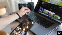 资料照片：TikTok橄榄球网红亚当·波特金(Adam Botkin)在蒙大拿州米苏拉的一家奇波雷墨西哥烧烤馆(Chipotle Mexican Grill)一边用餐一边编辑视频。(2023年5月3日)