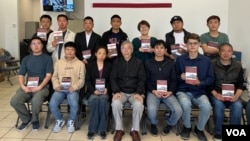 「六四屠殺與今日中國」主題講座參與者合影留念，前排左起第四位是歷史文獻學者吳仁華。 （2024年4月6日，張木林拍攝）