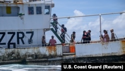 美國海岸防衛隊快艇Harriet Lane (WMEC 903) 的登船隊與瓦努阿圖漁業部和警察海事聯隊官員一起在南太平洋瓦努阿圖專屬經濟區對一艘漁船進行漁業登船。 （2024年2月26日）