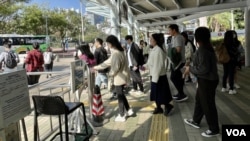 反修例運動後中大學生進入校園必須”拍卡”經過閘機。(美國之音/湯惠云)