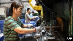 中國山東省濱州市一家餐具廠的工人在生產線上做工。 (2024年7月24日)