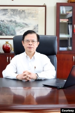 位於台北的台灣大學名譽教授黃宏斌