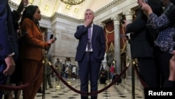 美国众议院议长、共和党人凯文·麦卡锡9月26日在国会山回答记者提问。