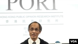 香港民意研究所行政總裁鍾庭耀8月24日公佈正式啟動”數據查冊平台”，首項收費查冊的民調是”香港人身份認同感”。(美國之音/湯惠芸)