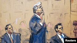 法庭素描画显示美国前总统特朗普在律师陪同下，在联邦治安法官乌帕迪亚亚前宣誓。(2023年8月3日)