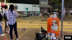 2024年元旦凌晨約1時，跨年煙花匯演結束後銅鑼灣市面的大型百貨公司及商場已經關門，街道上遺下不少垃圾。(美國之音/湯惠芸)