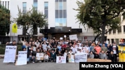 2023年12月16日週六，參與聲援牛騰宇的抗議人群在洛杉磯中國領事館門前合影(張木林2023年12月16日拍攝)