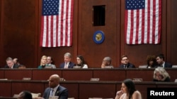 ປະທານຄະນະກຳມະການຄວາມສຳພັນຕ່າງປະເທດ ທ່ານໄມເກີລ ແມັກຄອລ ວາງຄຳຖາມກ່ຽວກັບຢູເຄຣນ ລະຫວ່າງການຮັບຟັງ ກ່ຽວກັບການກ່າວຫາຣັດເຊຍ ຢູ່ລັດຖະສະພາ ວັນທີ 19 ເມສາ 2023