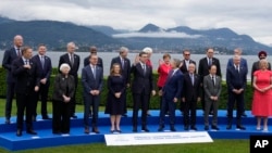 在意大利斯特雷薩出席七國集團財長峰會的各國財政部長和央行總裁拍攝合照。 （2024年5月24日）