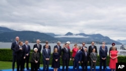 在意大利斯特雷薩出席七國集團財長峰會的財政部長和央行行長拍攝合影。（2024年5月24日）