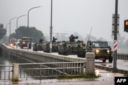 在中国军队举行绕台军演之际，台湾军车驶过金门岛街头。 (2024年5月24日)