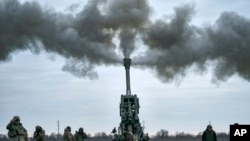 资料照片： 2023 年 1 月 9 日，乌克兰士兵使用美国提供的 M777 榴弹炮在乌克兰赫尔松地区向俄罗斯阵地开火。