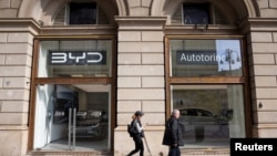 资料照：中国电动车比亚迪在意大利米兰设有的一个专卖店。（2024年3月20日）