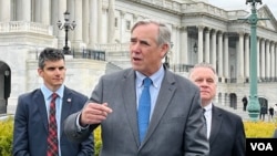 資料照片：美國國會及行政當局中國委員會共同主席、民主黨聯邦參議員默克里2024年3月22日在國會山莊針對香港通過 “23條” 立法措施召開記者會。 （美國之音記者李逸華拍攝）