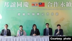 台灣總統蔡英文出訪非洲邦交國家斯威士蘭（又譯史瓦帝尼)時與隨行媒體茶敘。(2023年9月7日，台灣總統府提供）