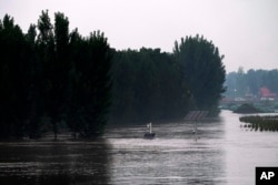 中国河北廊坊被洪水淹没的装甲地、和露出水面的太阳能板与摄像头。（2023年8月2日）