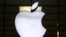 ແຟ້ມພາບ - ເຄື່ອງໝາຍ ຫຼືໍ Apple logo ກຳລັງຮຸ່ງສະຫວ່າງ ຢູ່ທີ່ຮ້ານຄ້າ ແຫ່ງນຶ່ງໃນໃຈກາງນະຄອນມິວນິກ ຂອງເຢຍຣະມັນ, ວັນທີ 16 ທັນວາ 2020. 
