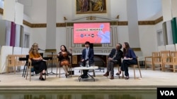 在倫敦滑鐵盧聖約翰教堂(St John’s Church Waterloo)舉行的紀念六四35週年的開幕式上，倖存者講述35年前的經歷。 （2024年5月29日，美國之音李伯安）