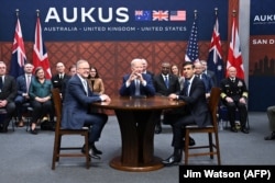 2023年3月13日，美國總統拜登（中）在加州聖地牙哥洛馬海軍基地舉行的AUKUS峰會期間與英國首相里希·蘇納克（右）和澳洲總理安東尼·阿爾巴尼斯（左）舉行三邊會議。