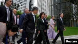 美國商務部長吉娜·雷蒙多在上海參觀紐約大學的上海校園。（2023年8月30日）