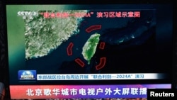 北京街頭巨幅電視螢幕播放中國軍隊東部戰區繞台軍演的新聞。 (2024年5月23日)