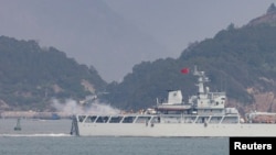 在靠近台灣金門島的福建省福州附近海域一艘中國海軍戰艦在舉行軍演時開火。（2023年4月8日）